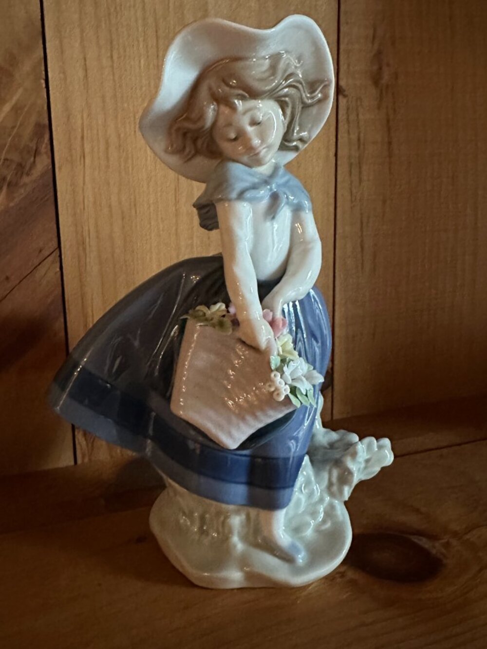 New In Box Lladro #5222 Pretty Pickings Girl Porcelain Gloss Figurine